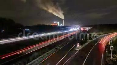 德国汉诺威附近的A2高速公路上的交通在冬季夜晚。 时光流逝。